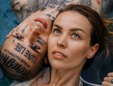 Instagrammer τα «παίρνει» από τη μητέρα του για να γυρίζει τον κόσμο με την κοπέλα του: «Η δουλειά δεν είναι...» (φώτο)